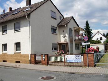 <strong>3 Familienhaus im Ortskern</strong><br>
64546 Mörfelden-Walldorf<br>	Wohnfläche: ca. 212 m²<br>
Grundstücksfl.: ca. 357 m²