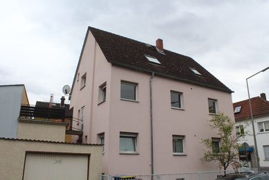 <strong>3 Familienhaus in Mörfelden</strong><br>
64546 Mörfelden-Walldorf<br>Wohnfläche:     ca. 185 m²<br>
Grundstücksfl.: ca. 260 m²