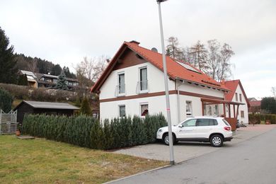 <strong>Einfamilienhaus in idyllischer Lage</strong><br>
64689 Grasellenbach<br>Wohnfläche:     ca. 110 m²<br>
Grundstücksfl.: ca. 442 m²