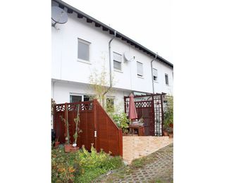 <strong>Reihenhaus in Feldrandlage</strong><br>64560 Riedstadt<br>
Wohnfläche 116 m²<br>		Grundstücksfläche 136 m²
