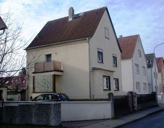 <strong>Freistehendes 1-2 Familienhaus</strong><br>64546 Mörfelden-Walldorf<br>
Wohnfläche 103 m² <br>Grundstücksfläche 499 m²