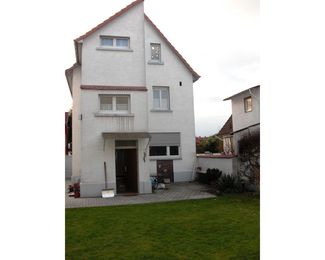 <strong>Freistehendes 1-2 Familienhaus</strong><br>
64546 Mörfelden-Walldorf<br>
Wohnfläche: ca. 140 m²<br>
Grundstücksfl.: ca. 324 m²