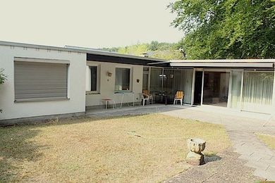 <strong>Winkel-Bungalow mit Schwimmbad</strong><br>
64546 Mörfelden-Walldorf<br>
Wohnfläche 131  m²<br>			Grundstücksfläche 754  m²
