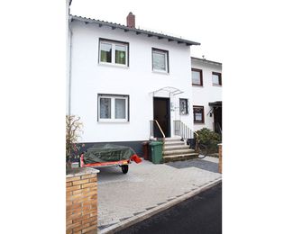 <strong>1 Familien-Reihenhaus</strong><br>63477 Maintal<br>
Wohnfläche 100 m²<br>Grundstücksfläche 333 m²